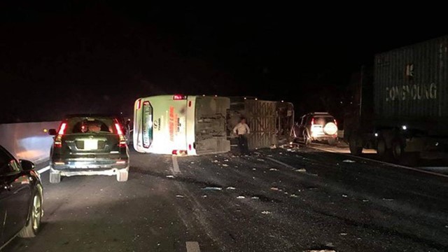 Khắc phục hậu quả vụ lật xe khách làm 20 người bị thương trên cao tốc Hà Nội - Hải Phòng