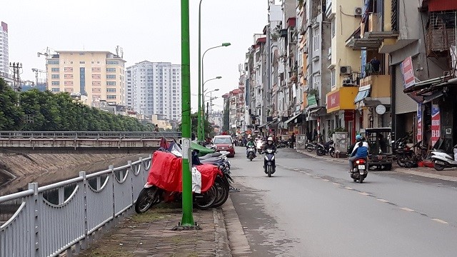 Xe máy lấp lối người đi bộ