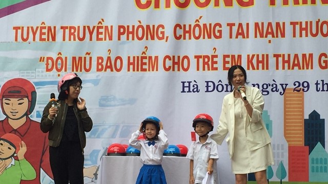 Giúp học sinh Hà Nội hiểu hơn về tác dụng của mũ bảo hiểm