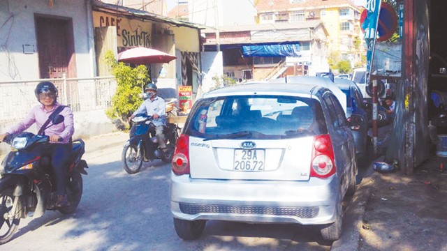 Vi phạm trật tự đô thị tại nút Tây Kết - Nguyễn Khoái