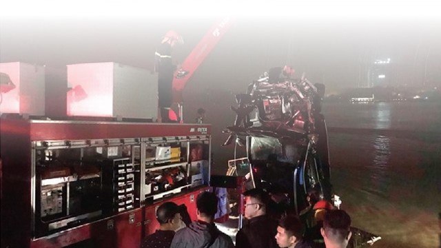 [Infographics] Toàn cảnh vụ xe Mercedes văng khỏi cầu Chương Dương