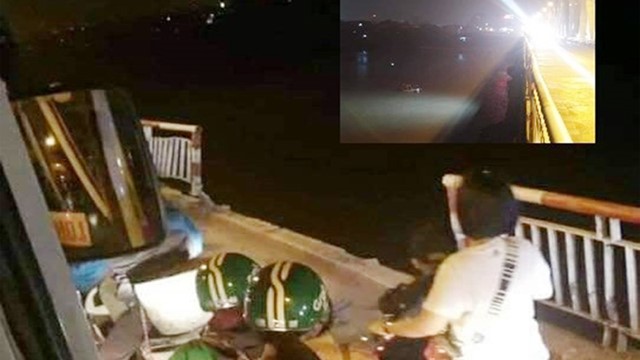 Hà Nội: Phát hiện 2 người tử vong trong vụ xe ôtô văng khỏi cầu Chương Dương