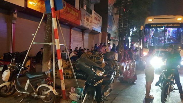 Hà Nội: Nhà xe Hưng Long độc chiếm vỉa hè đường Trần Khát Chân