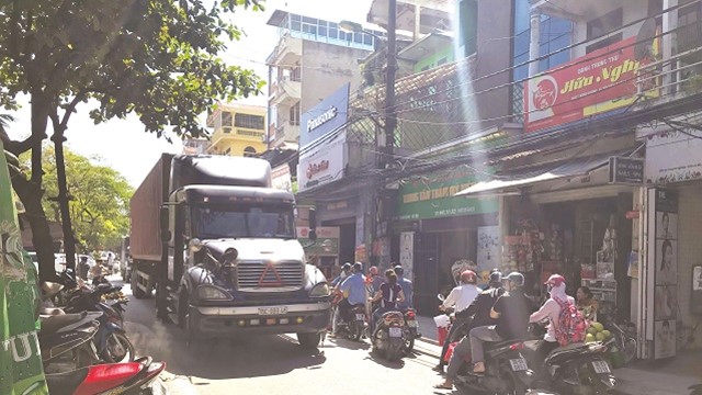 Dân phố Hạ Đình khổ vì xe siêu trường, siêu trọng 