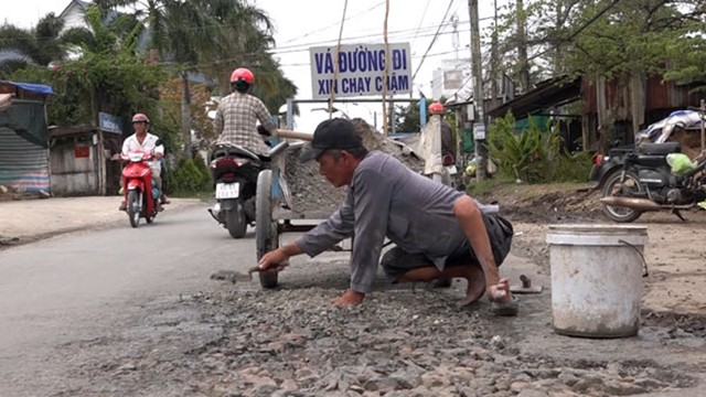 Đề xuất khen thưởng người đàn ông tật nguyền dành tiền vá đường