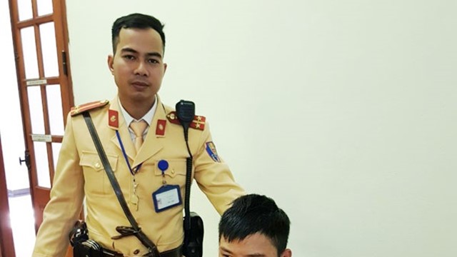 Hà Nội: CSGT tóm gọn đối tượng nhiễm HIV đi cướp giật