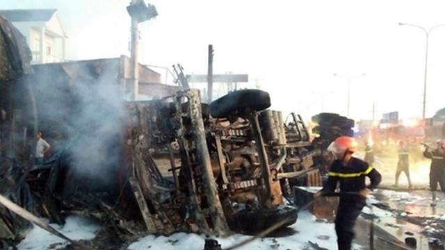 Hàng nghìn lít xăng tràn ra quốc lộ gây hỏa hoạn kinh hoàng, ít nhất 6 người tử vong