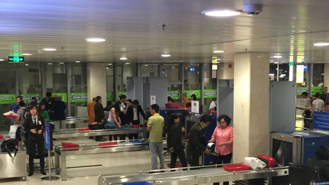 “Vô tư” dán ảnh vào chứng minh thư người khác để đi máy bay