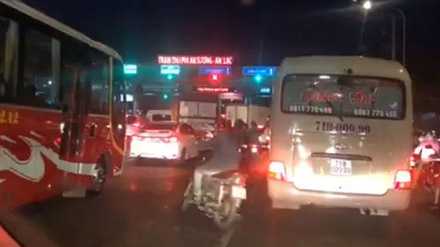 Tài xế tụ tập phản đối BOT An Sương - An Lạc ngày thứ 2: Cần chú trọng thông tin tuyên truyền?