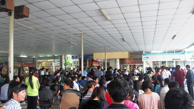 Dịp Tết, xe liên tỉnh đón khách tại các trường học, nhà máy