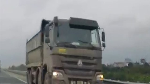 Đùa giỡn 'tử thần', xe tải chạy ngược chiều cao tốc Hà Nội - Hải Phòng