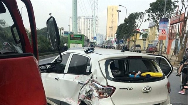 Hà Nội: 5 ô tô hư hỏng sau tai nạn liên hoàn