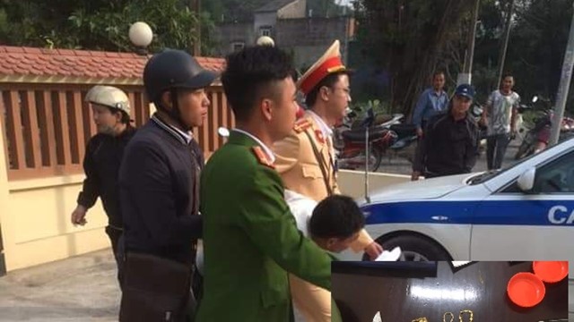 Tên cướp dùng dao khống chế phụ nữ, bị CSGT Hà Nội nhanh chóng tóm gọn