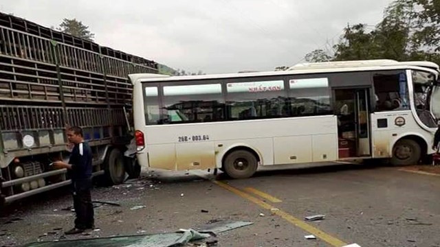 Quốc lộ 6 tê liệt vì vụ tai nạn liên hoàn