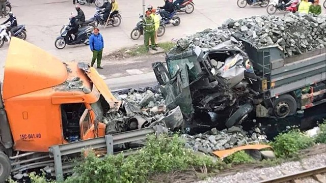 Hà Nội: Ô tô tải đâm nát đầu xe container trên quốc lộ 1A