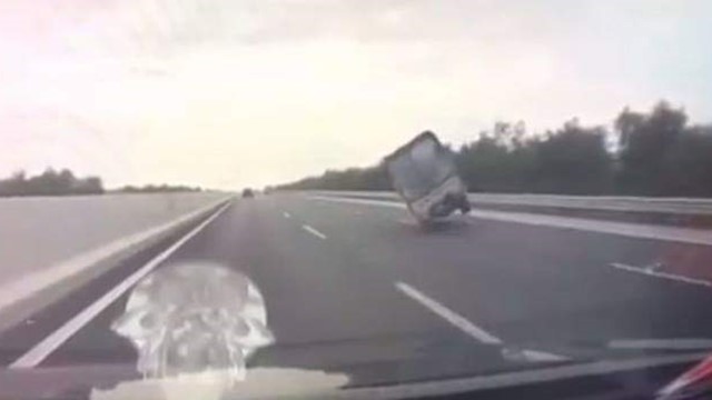 Xe tải “làm xiếc" rồi lật ngang trên cao tốc Hà Nội - Hải Phòng