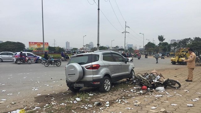 Hà Nội: Ô tô gây tai nạn liên hoàn, 3 người thương vong