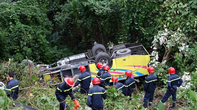 Xe khách lao xuống vực trên đèo Hải Vân do mất phanh