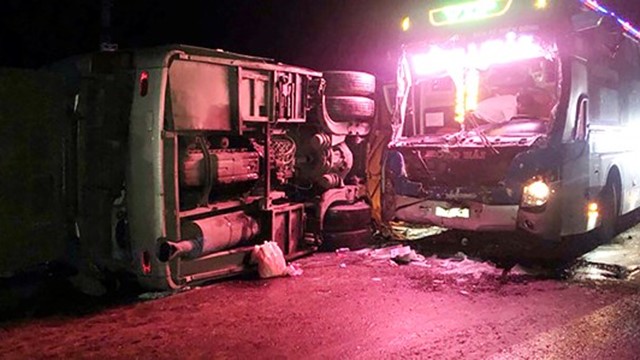 Tai nạn liên hoàn giữa 2 xe khách khiến 6 người thương vong