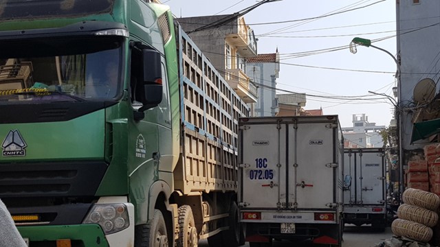 Trục đường chính vào xã La Phù (Hoài Đức): Bao giờ hết ùn tắc?