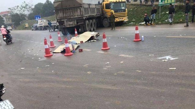Điều tra làm rõ vụ xe đầu kéo đâm xe máy khiến 2 người chết trên Quốc lộ 32