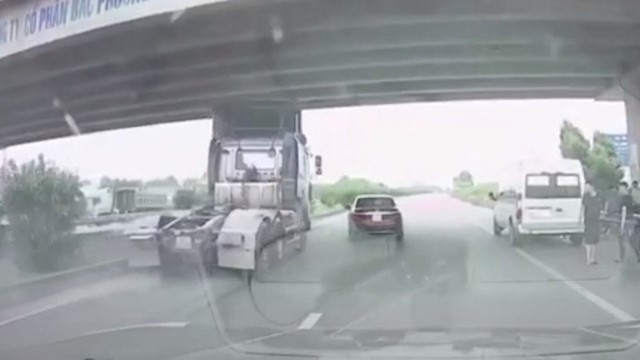 Tài xế xe đầu kéo phanh ''cháy lốp'' vì tránh ô tô chuyển làn ẩu