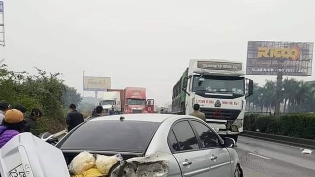 Ô tô con hư hỏng nặng do chuyển làn ẩu trên Quốc lộ 5