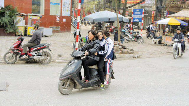 [Thói hư - tật xấu trong văn hóa giao thông Hà Nội] Bài 3: Nỗi lo người lớn làm hư trẻ nhỏ