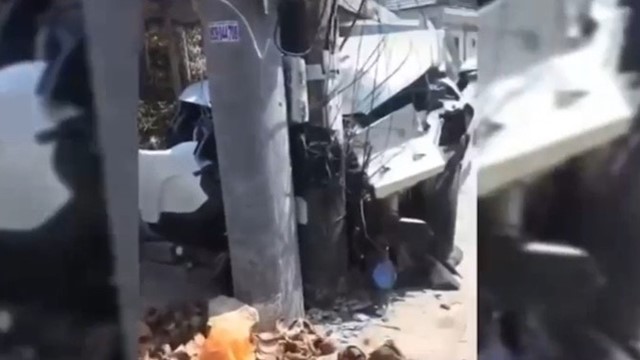 Ô tô lao lên vỉa hè đâm trúng cột điện