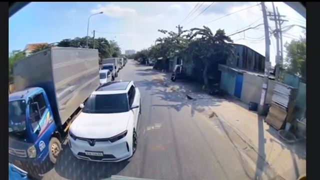 Ô tô lấn làn gặp phải bác tài ”cứng”