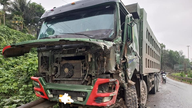 Xe tải vượt ẩu va chạm với xe ngược chiều