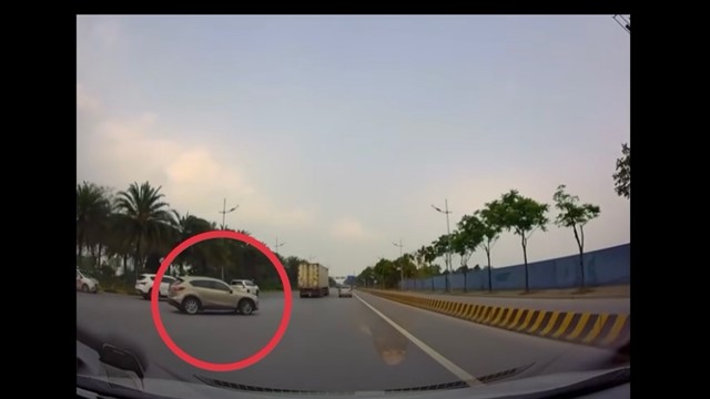 Quay đầu xe cắt qua 3 làn đường đầy nguy hiểm