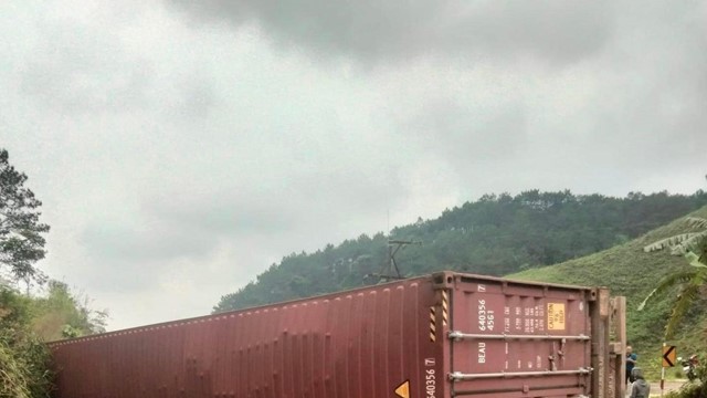 Lật thùng xe đầu kéo tại Lạng Sơn