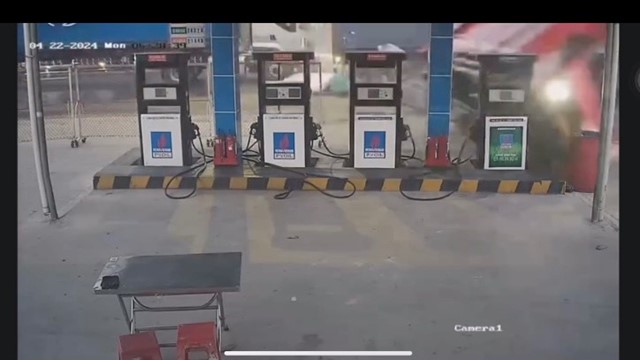 Xe đầu kéo đâm xe tải nhỏ bay vào cây xăng