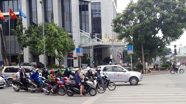 Mức phạt lỗi đè vạch khi dừng đèn đỏ mới nhất 2024