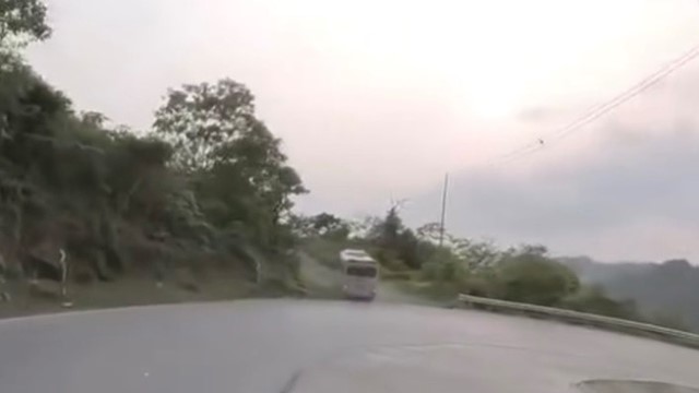 Xe khách mất kiểm soát tốc độ trên đèo, tài xế buộc phải chọn điều này