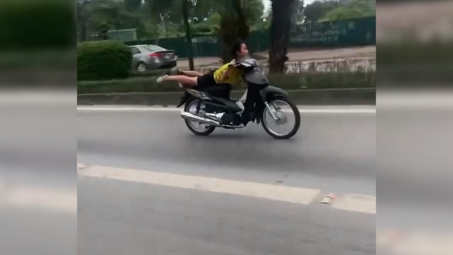 Clip: Nam thanh niên nằm trên yên xe, phóng đi với tốc độ cao trên đường BRT