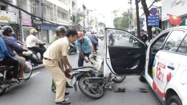 Mở cửa xe ô tô không quan sát sẽ bị xử lý nghiêm