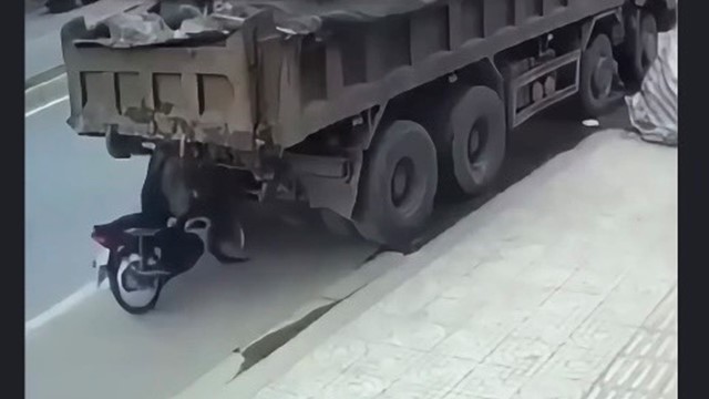 Nam thanh niên chạy xe tốc độ cao, dính chặt vào đuôi xe tải