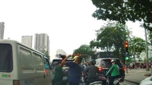 Người phụ nữ xô xát với tài xế ô tô khi dừng đèn đỏ