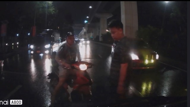 Vừa đi xe máy vừa sử dụng điện thoại, người đàn ông đâm vào đuôi ô tô