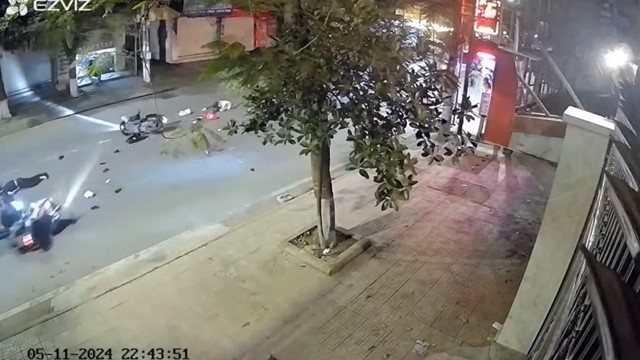 Xe máy phóng nhanh đâm vào xe từ trong ngõ đi ra