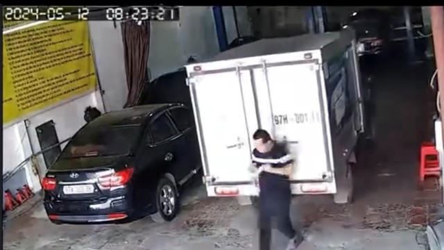 Lùi xe thiếu quan sát suýt gây hoạ cho người khác