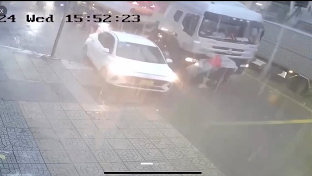 Hai mẹ con may mắn thoát nạn trong cơn mưa