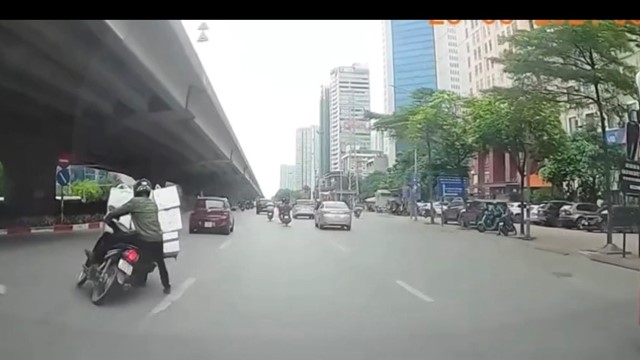 Xe máy chở hàng cồng kềnh gây tai nạn rồi bỏ đi