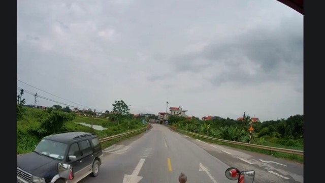 Người phụ nữ lớn tuổi đi bộ qua đường đầy nguy hiểm