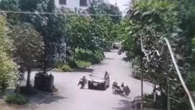 Người điều khiển xe máy bay qua đầu ô tô sau cú tông mạnh