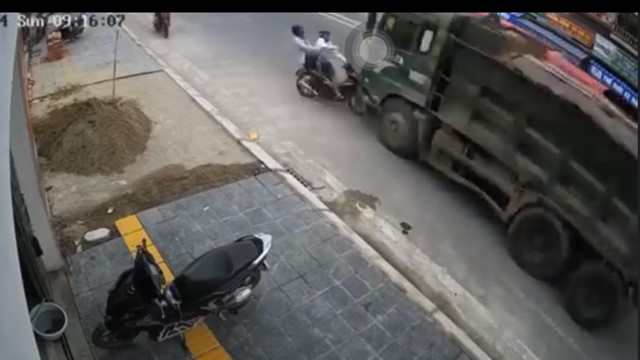 Xe máy loạng choạng đối đầu xe tải vượt ẩu