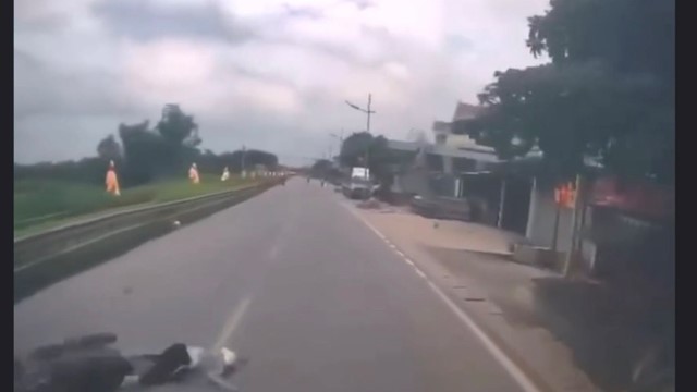 Cô gái bất ngờ ngã ra đường và bị xe ben cán tử vong