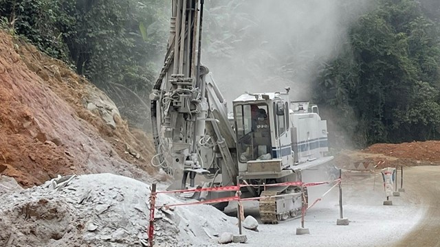 Hà Tĩnh: xử lý những khối đá ‘khổng lồ’ đường lên cửa khẩu Cầu Treo